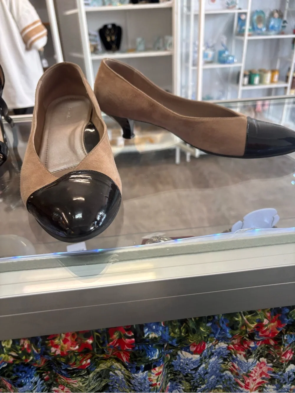 BeautiFeel Two-Tone Pointed Toe Flats in Black & Tan